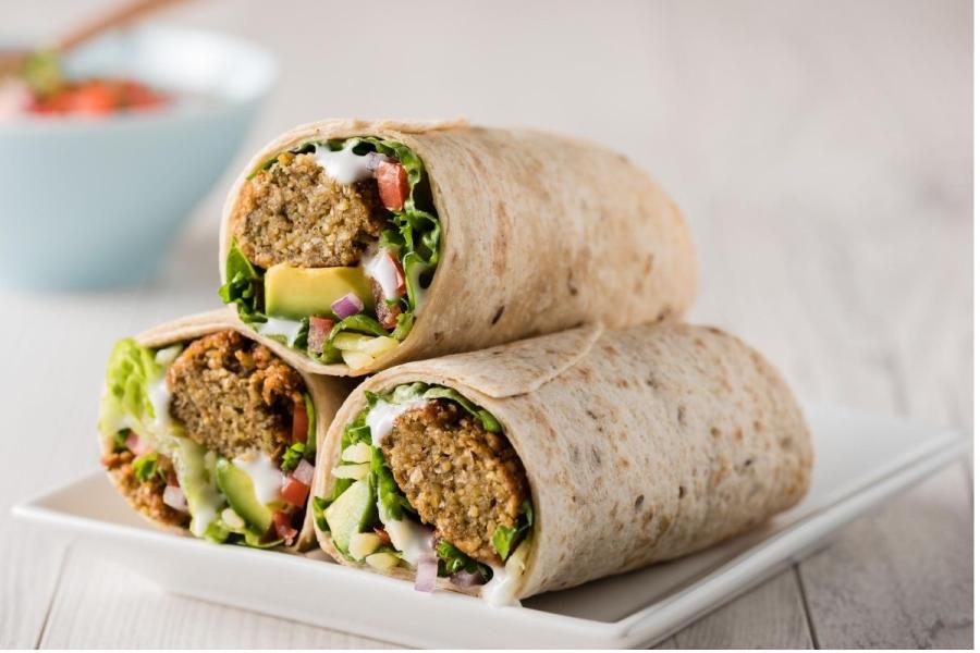 Tortillas de harina con falafel y ensalada.