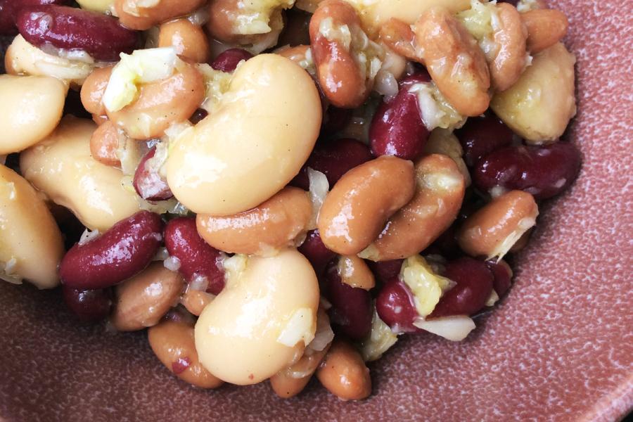 Ensalada de alubias calicó con alubias moradas, judías pintas y judías de Lima.