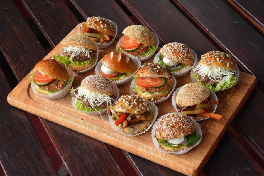 Bollitos miniatura con rellenos variados.
