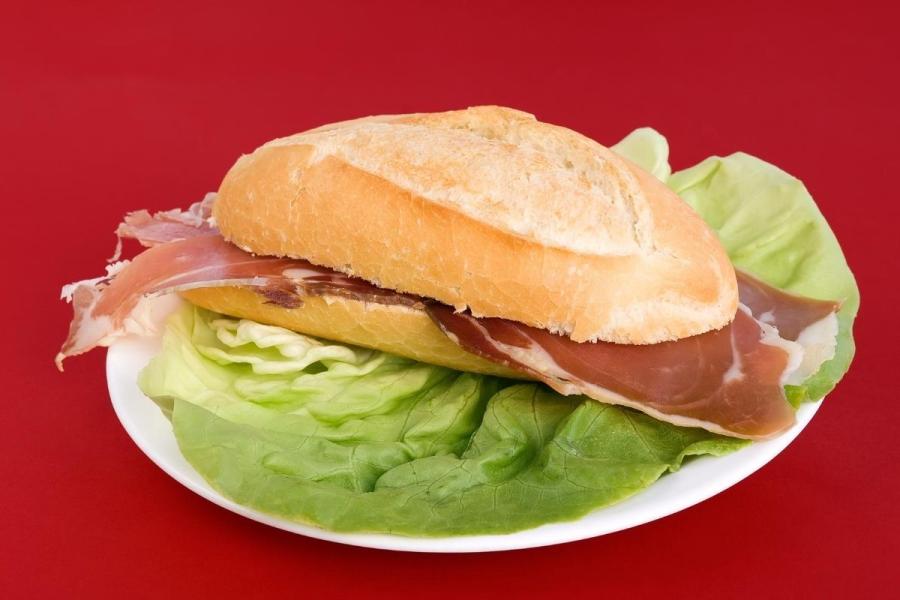 Bocadillo de jamón serrano en barra de pan.