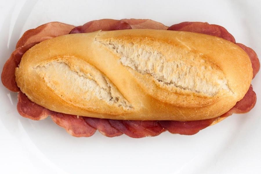 Bocadillo de lomo embuchado en barra de pan.