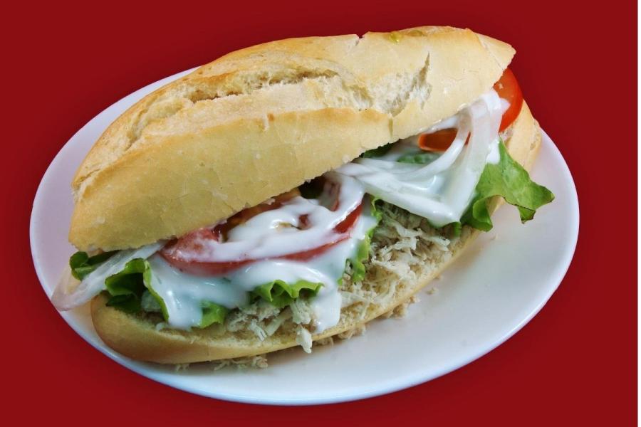 Bocadillo vegetariano en barra de pan.
