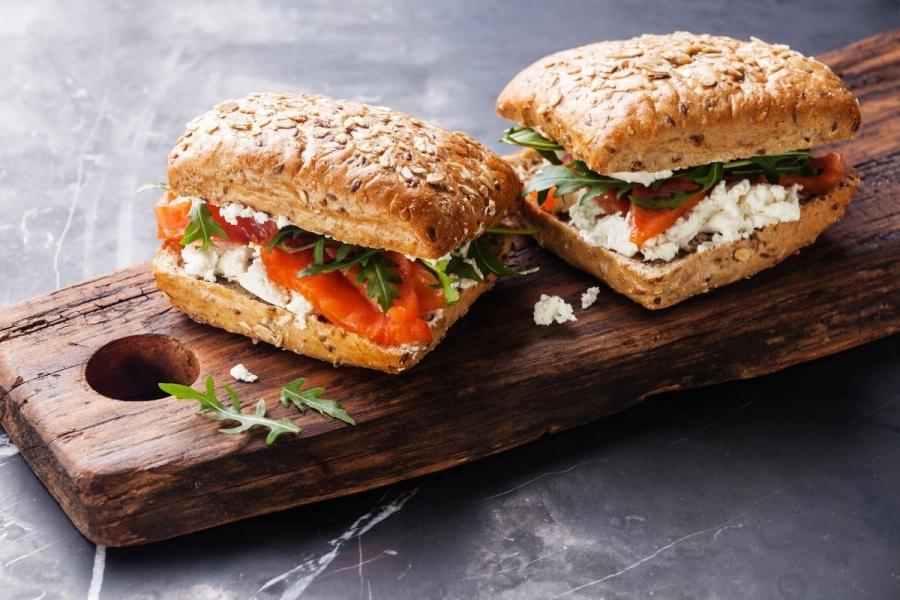 Bollitos de salmón ahumado, queso cremoso y ensalada.