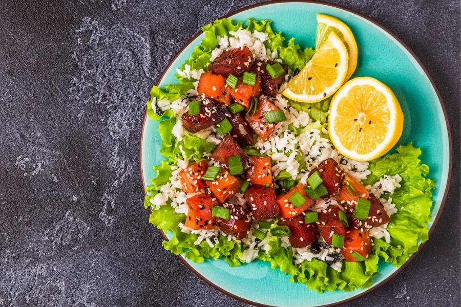 Ensalada de pescado crudo en un plato.