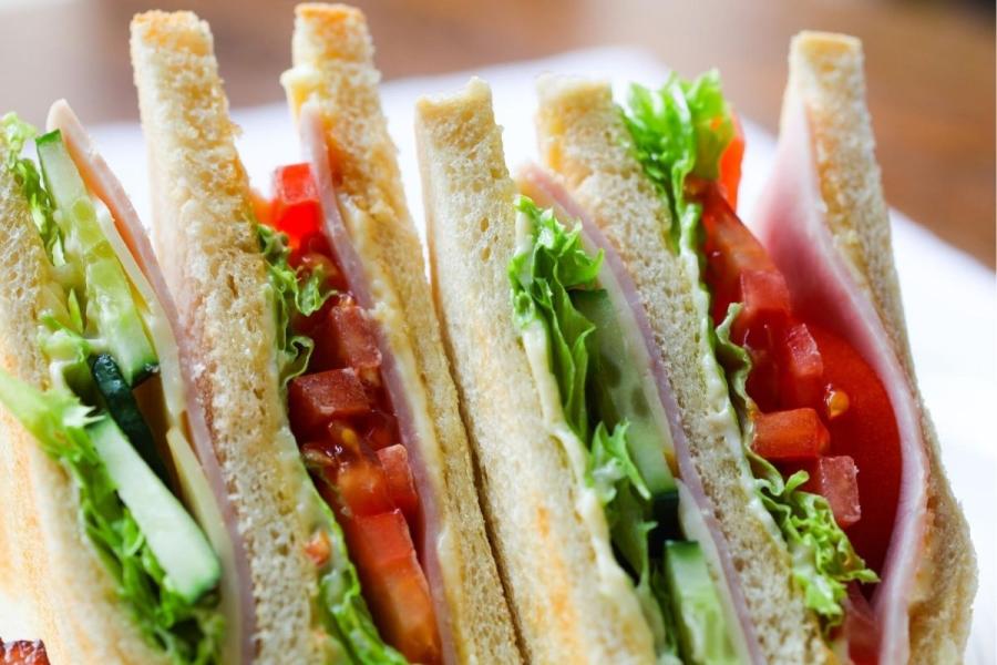 Sándwiches variados.