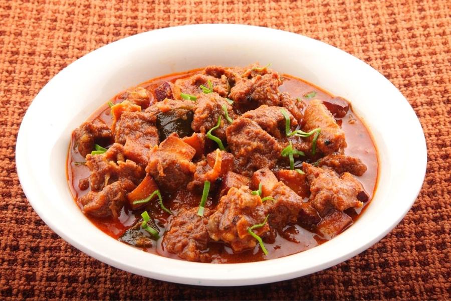 Un plato de curry de cordero.