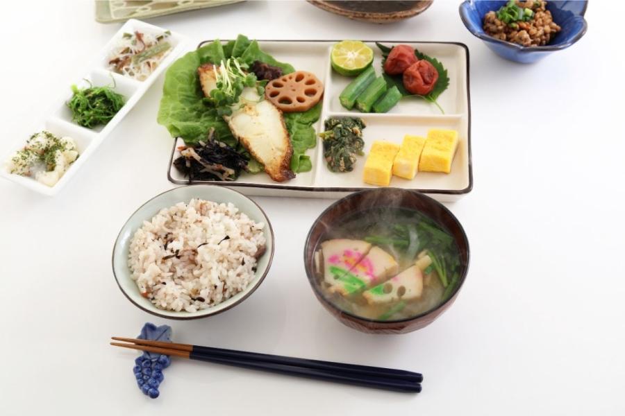 Comida japonesa en la mesa.