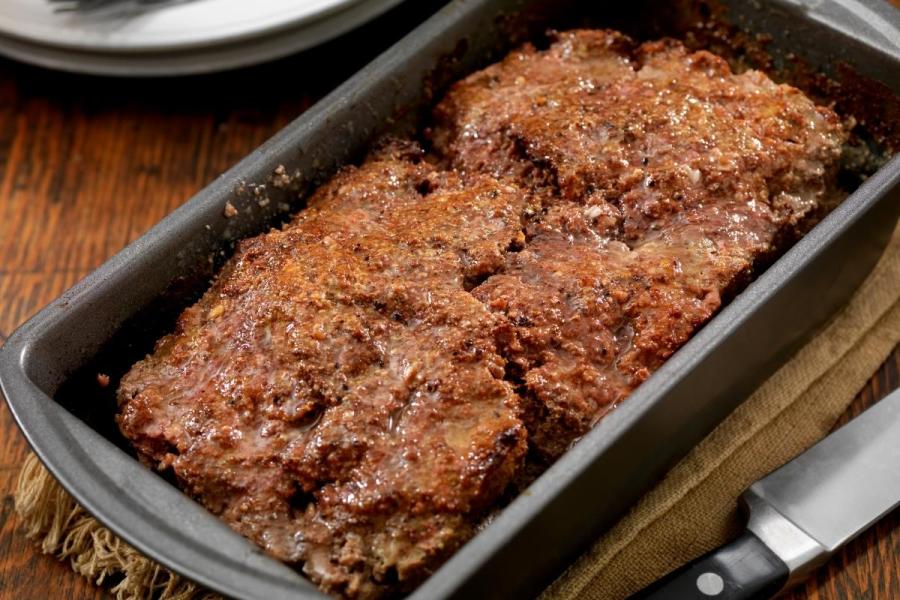Pastel de carne picada ya hecho, todavía en su molde.