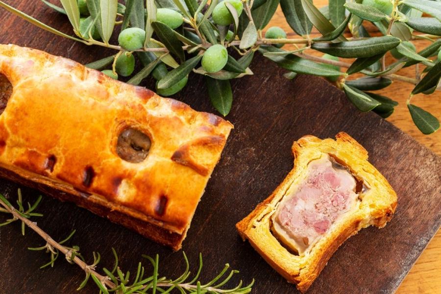 Paté campesino a la costra con romero y olivas.