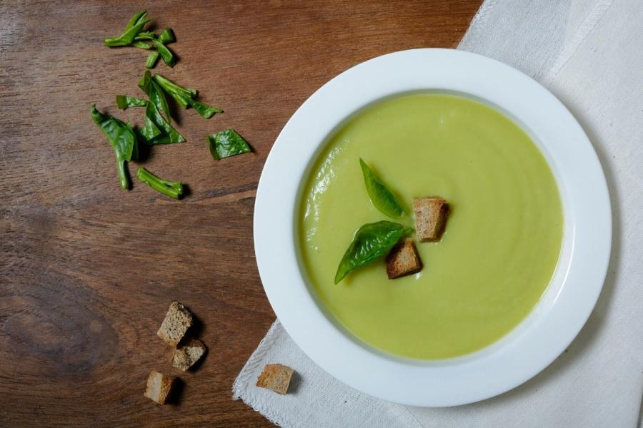 Un cuenco d eloza con puré de aguacate.