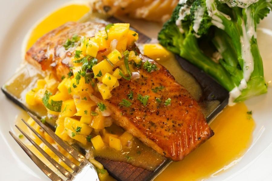 Salmón a la parrila con salsa fresca de mango.