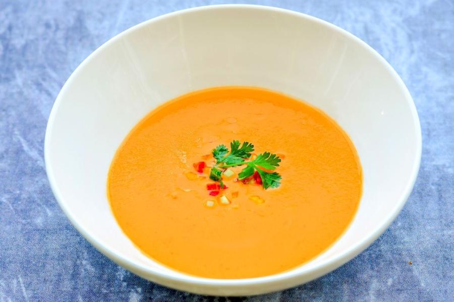 Puré de lentejas rojas en un cuenco.