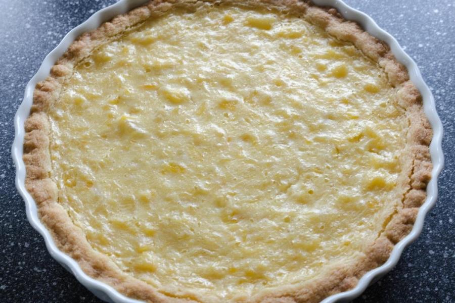Tarta rellena con crema de piña y coco y piña machacada.