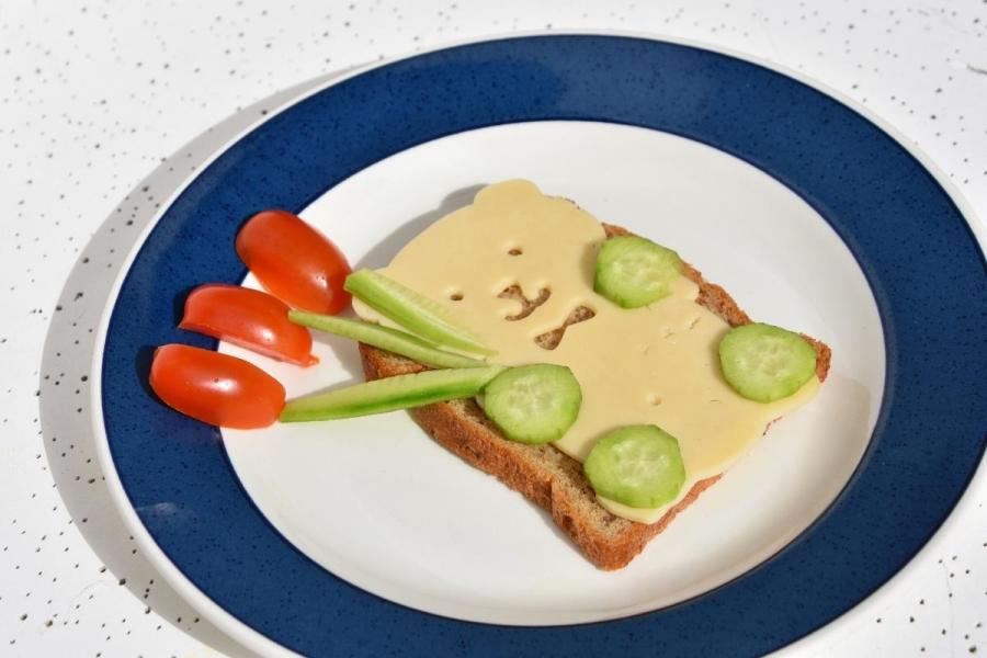 Pan y queso en forma de osito, con pepino y tomate.