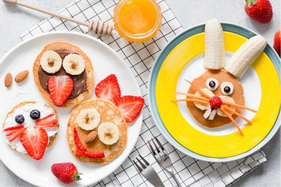 Tortitas decoradas con fruta dibujando caras de animalitos.