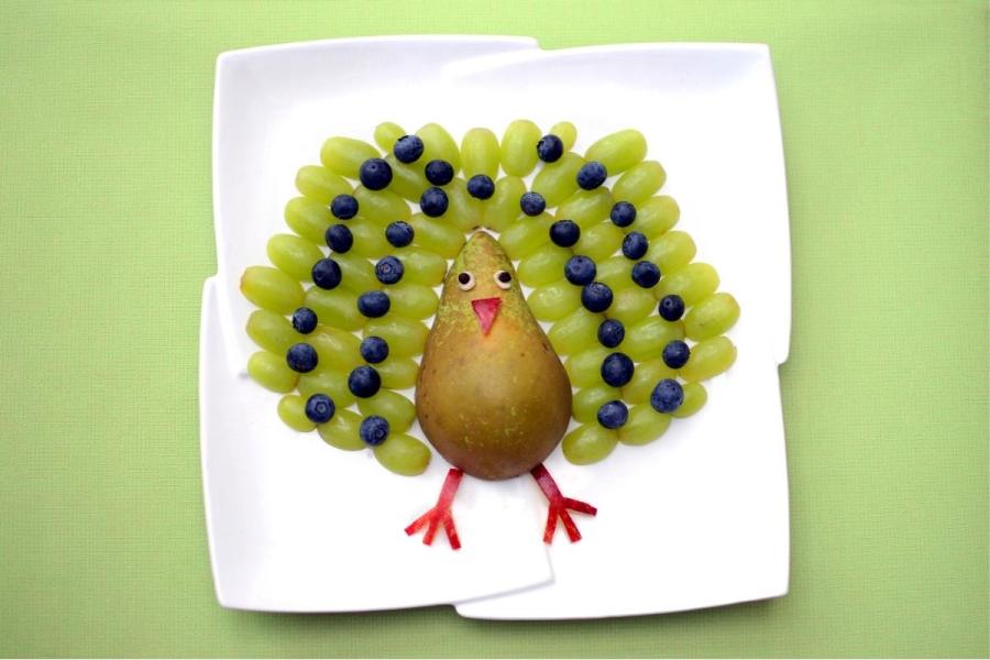 Pavo de fruta, con media pera, uvas y arándanos.