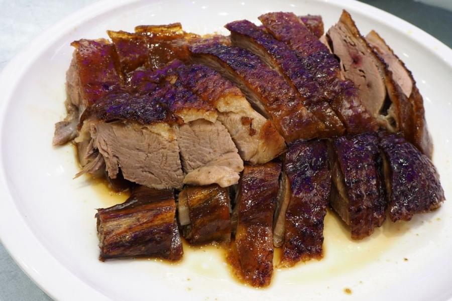 Ganso asado al estilo de Hong Kong, con salsa.