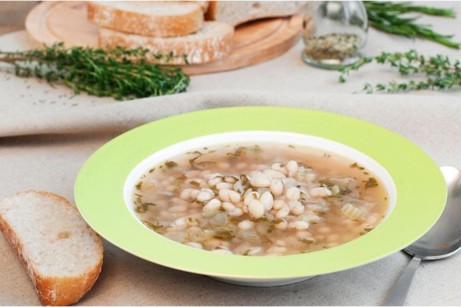 Un plato con alubias blancas a las hierbas, con tomillo y romero.
