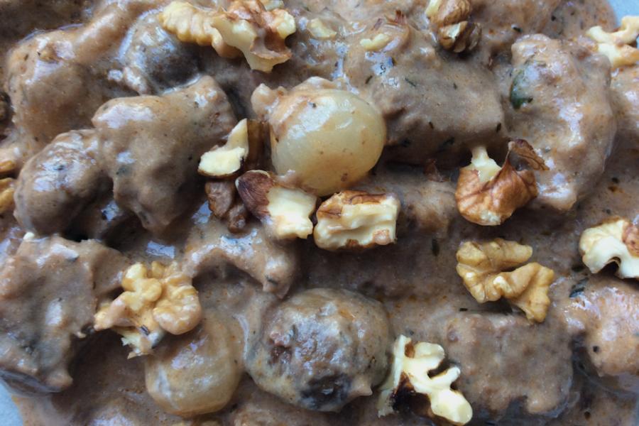 Detalle de carne guisada con whisky y nueces.