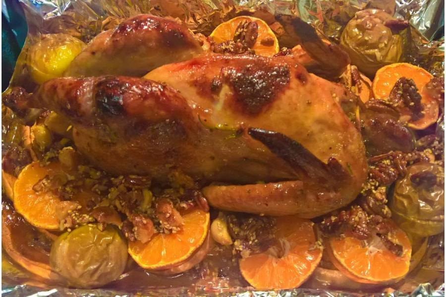 Detalle de una pintada, o gallina de Guinea, asada.