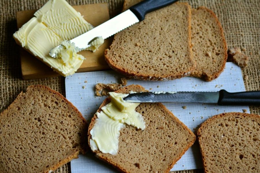 Rebanadas de pan y mantequilla para untar.