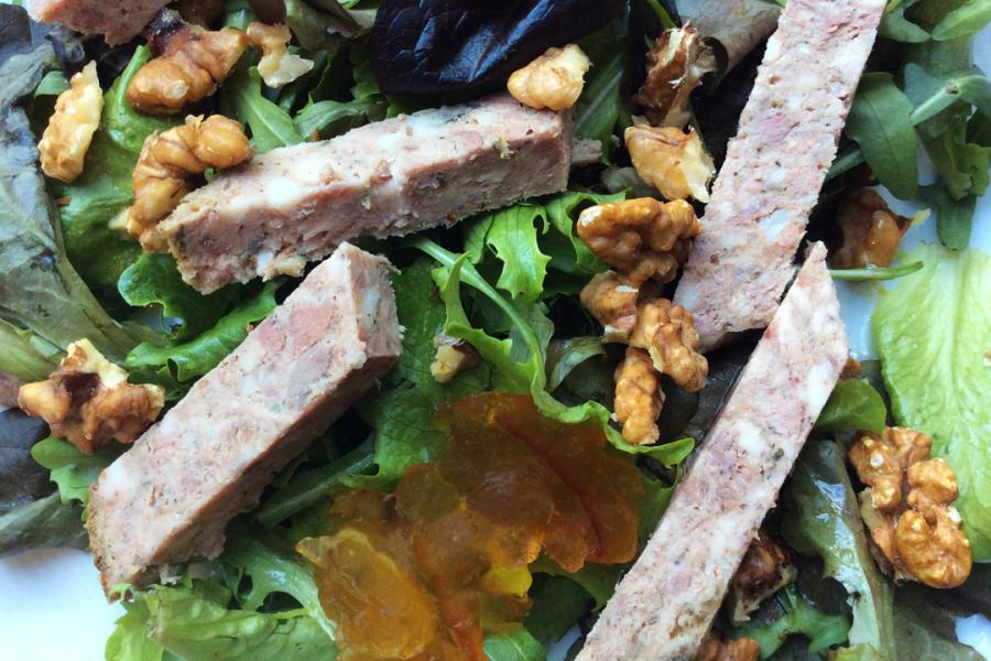 Paté de campaña en ensalada con nueces y salsa de naranja.