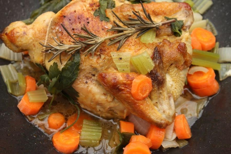 Pollo en cocotera con zanahoria, apio, cebolla y romero.