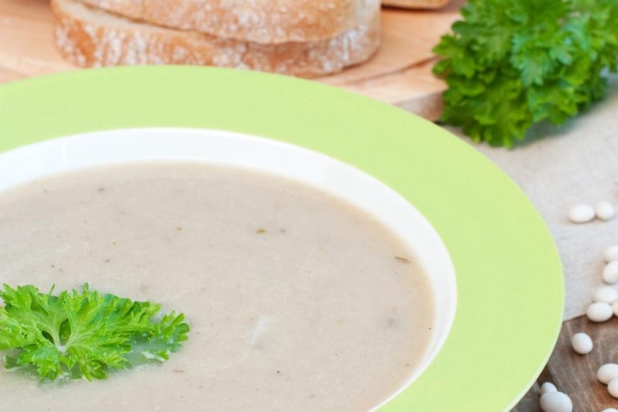 Puré de alubias blancas en un plato.