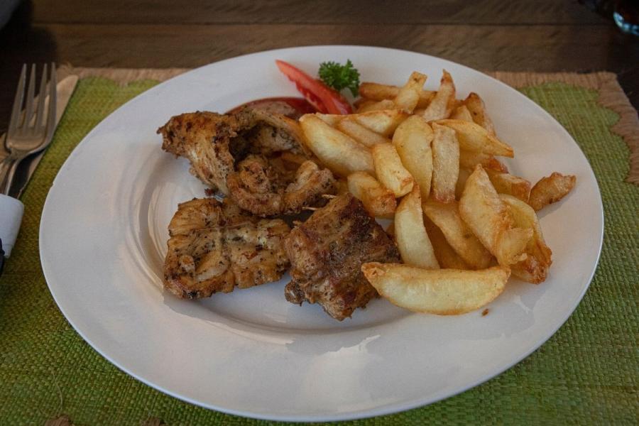 Cocdrilo frito con patatas fritas.