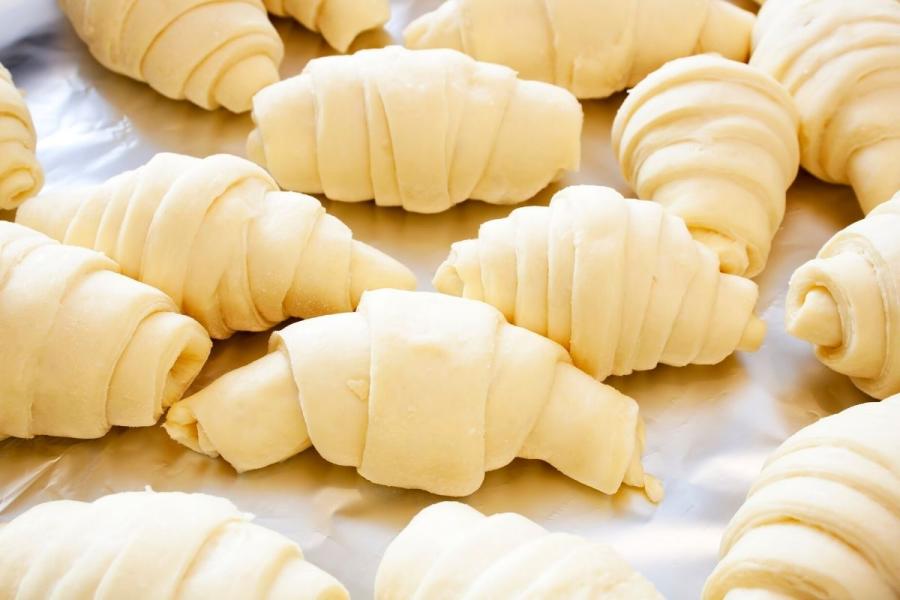 Croissants reposando antes de meterlos en el horno.