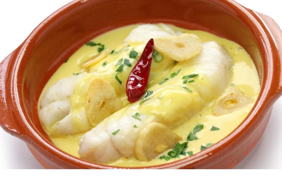 Lomos de bacalao al pil-pil en cazuela de barro.