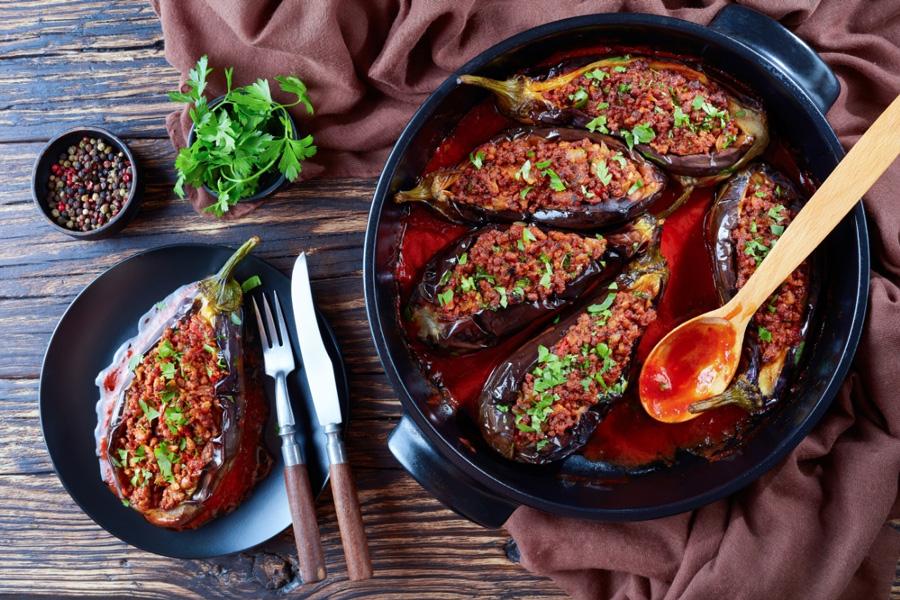 Karniyarik en una fuente de horno y una berenjena servida en un plato.
