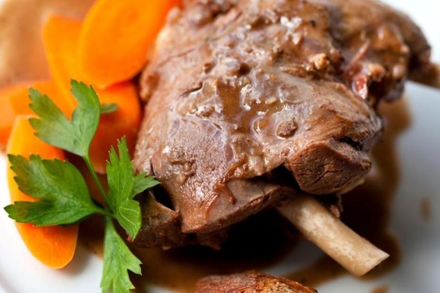 Liebre a la sangre servida en el plato.