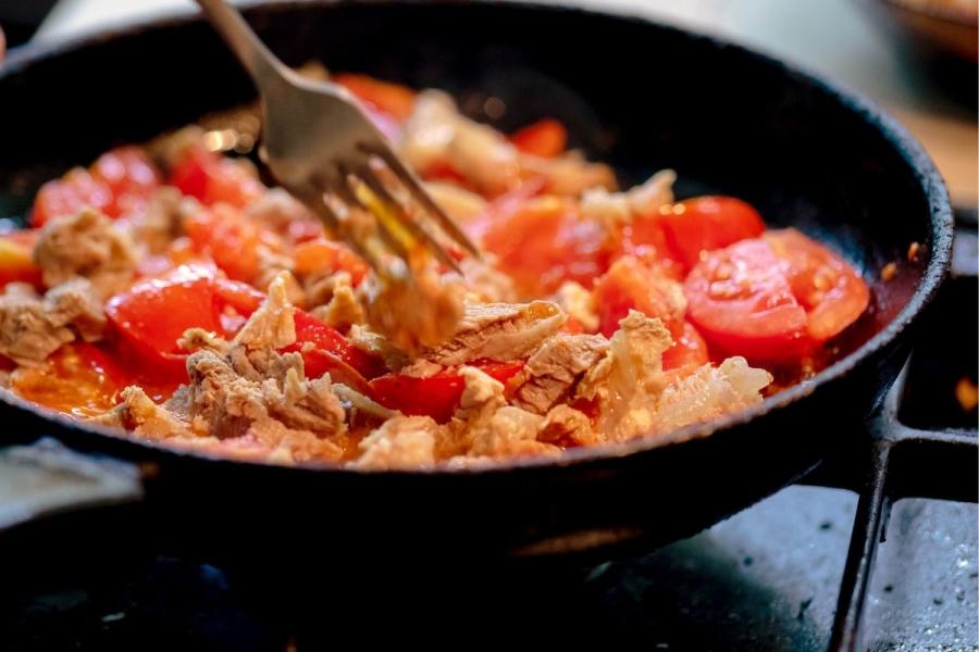 Carne de serpiente salteada con tomate.