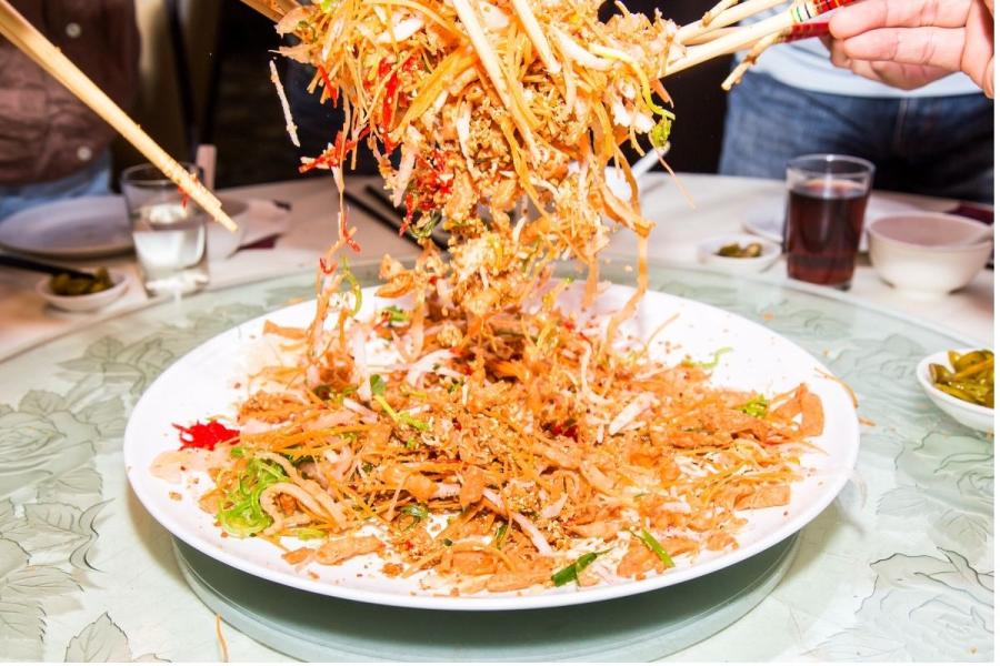 Lanzando la ensalada yi sang.