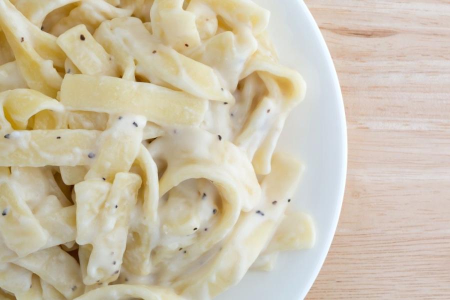 Un plato con tallarines al estilo Alfredo fortissimo, con nata y queso rallad.