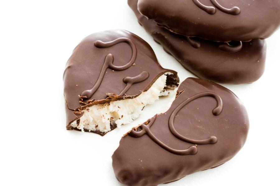 Dulces de crema de menta cubierta con chocolate en forma de corazón