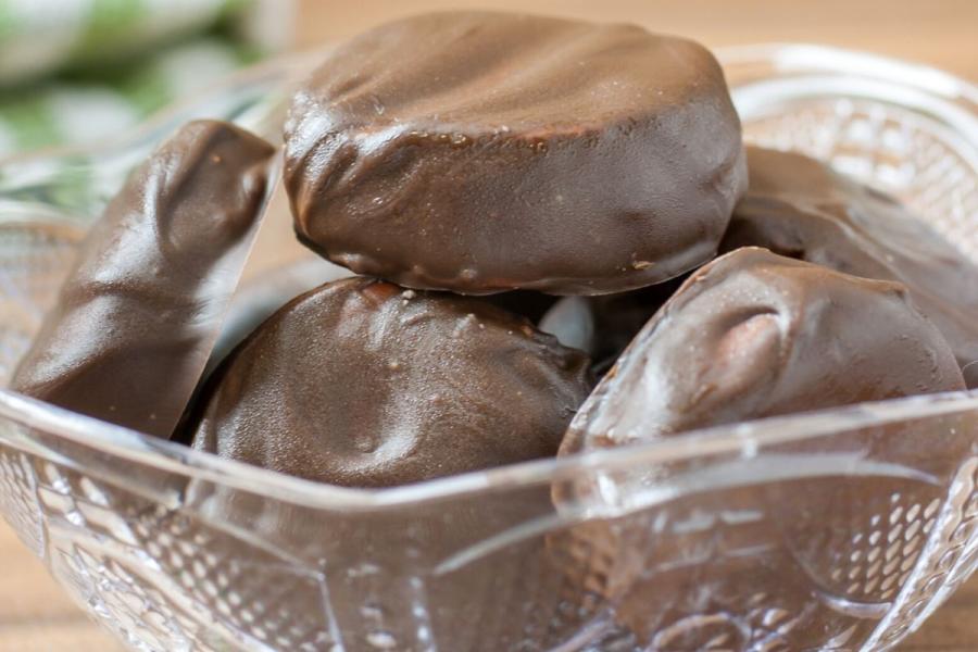 Dulces de crema de menta cubierta de chocolate en un cuenco de vidrio.