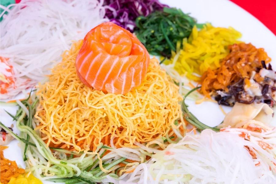 Detalle de una ensalada yi sang.