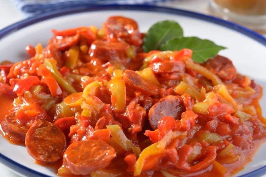 Un plato de lecsó con salchicha picante.