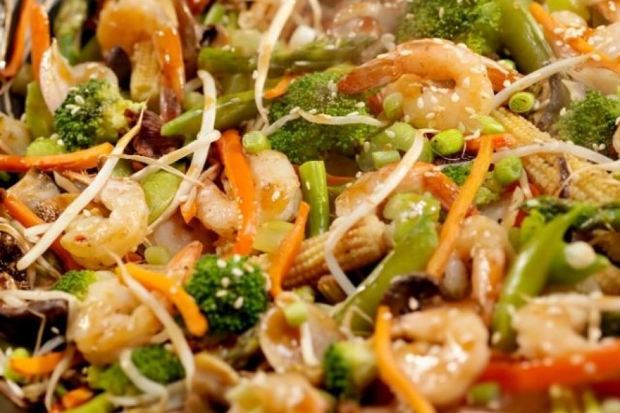 Salteado de gambas y verduras.