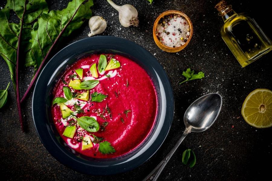 Gazpacho de remolacha en recipiente de loza.