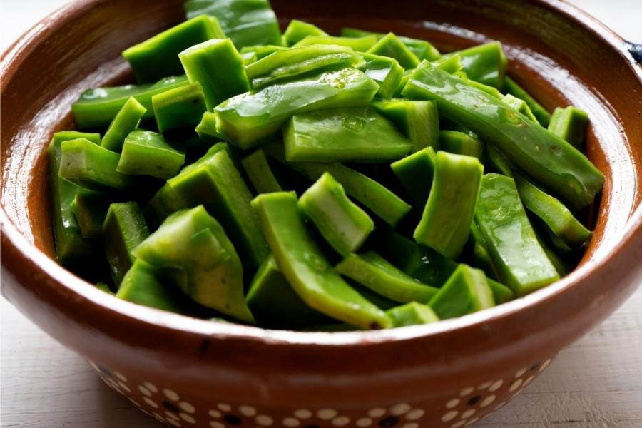 Nopales ya troceados en un cuenco de loza rústica.