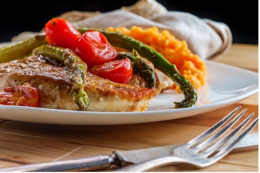 Pollo balsámico con espárragos, tomates cereza y puré de batata.
