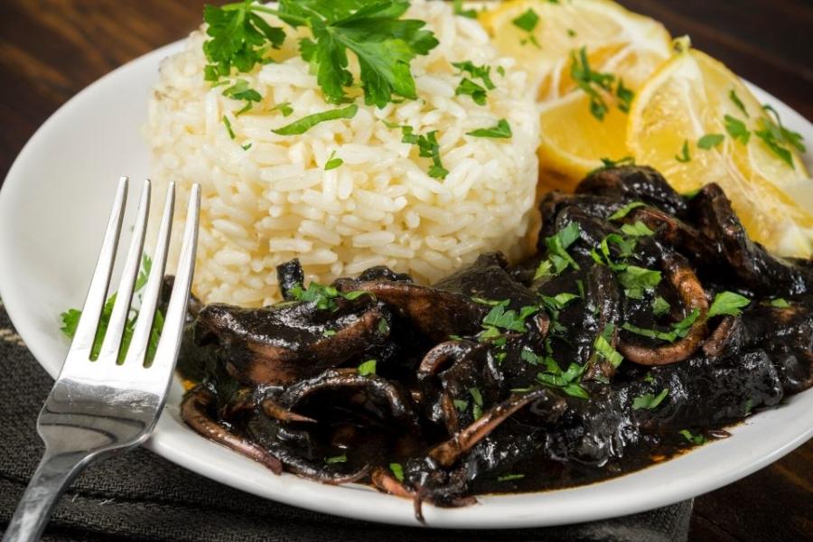 Calamares en su tinta con arroz blanco.