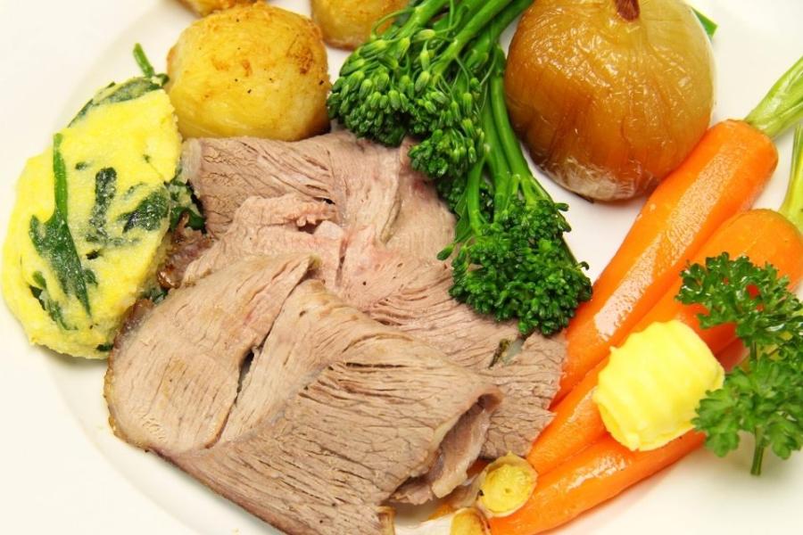 Lonchas de carne de cordero con puré de patata, patatas asadas, brócoli tierno, cebollay zanahorias.