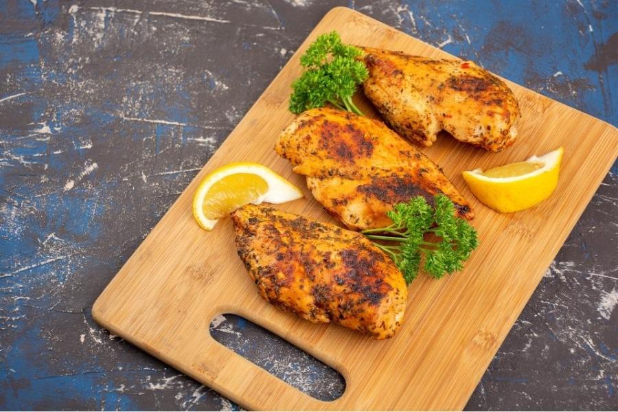 Pechugas de pollo con adobo agridulce al limón ya asadas a la parrilla.