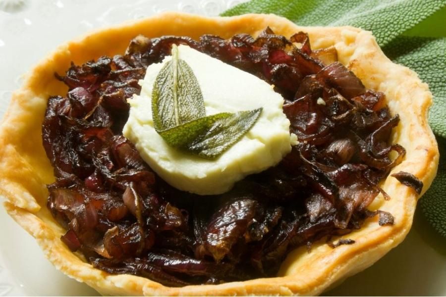 Tartaleta de cebolla morada y queso de cabra con salvia.
