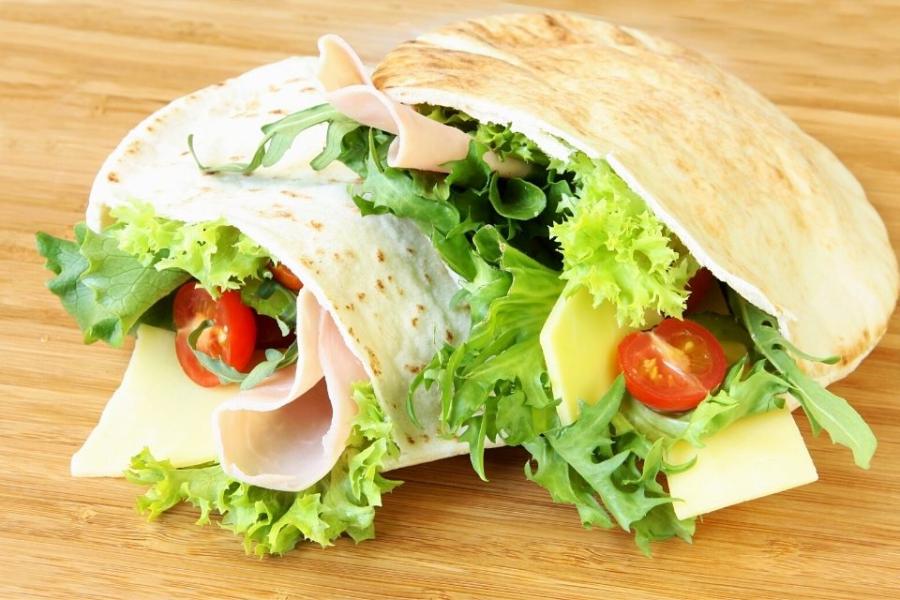 Bolsillos de pan pita con jamón, queso, tomate y lechuga.