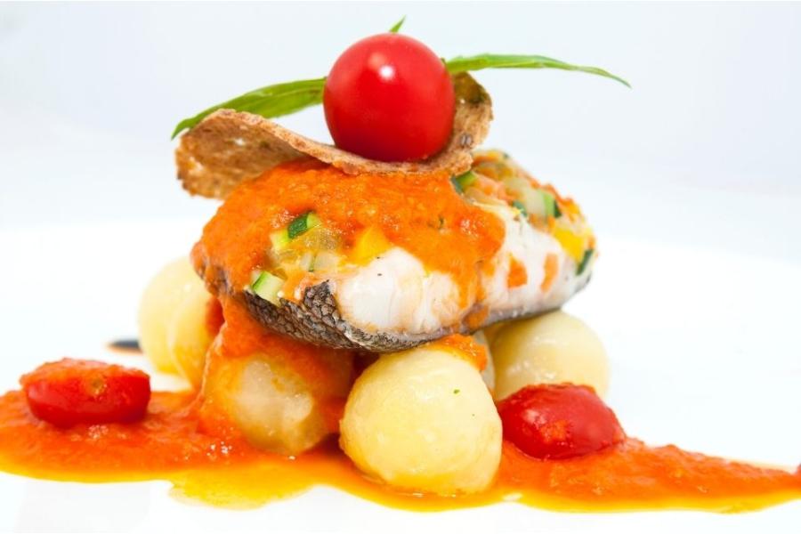 Bacalao a la portuguesa, bacalao al horno con salsa portuguesa.